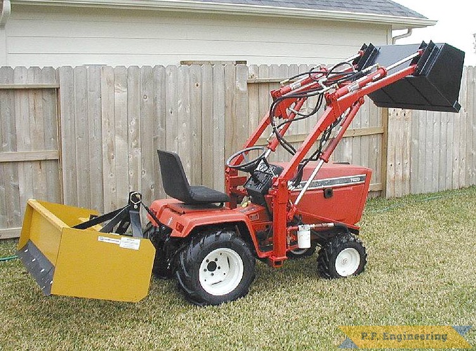 Gary C. in Texas built a custom loader for his Diesel Cub Cadet 782D garden tractor | Cub Cadet 782D garden tractor loader_2