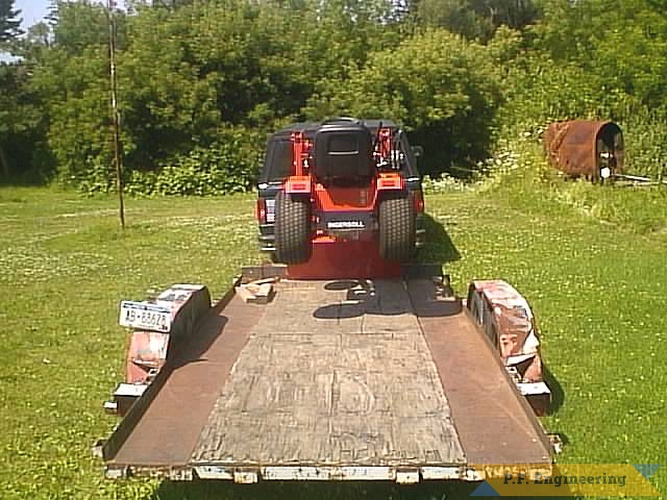 this shows how strong a side mount sub frame design is to hold up the entire tractor. notice how the bucket is chained to the trailer.  | Ingersoll LGT 318 garden tractor loader_4